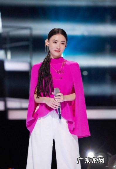 玫红色上衣配什么颜色裤子好看图片 玫红色上衣搭配图片