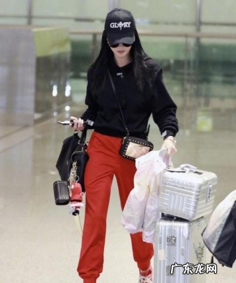 玫红色上衣配什么颜色裤子好看图片 玫红色上衣搭配图片