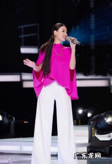 玫红色上衣配什么颜色裤子好看图片 玫红色上衣搭配图片