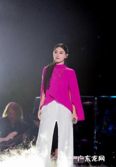 玫红色上衣配什么颜色裤子好看图片 玫红色上衣搭配图片