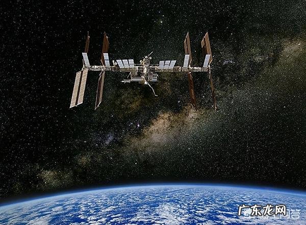 女宇航员和男宇航员一起在空间站工作,该如何保护个人隐私呢?