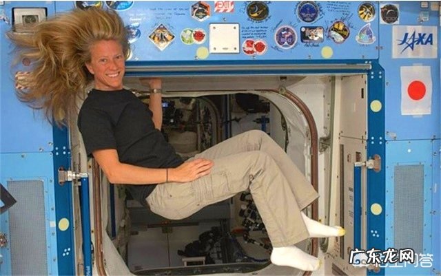 女宇航员和男宇航员一起在空间站工作,该如何保护个人隐私呢?