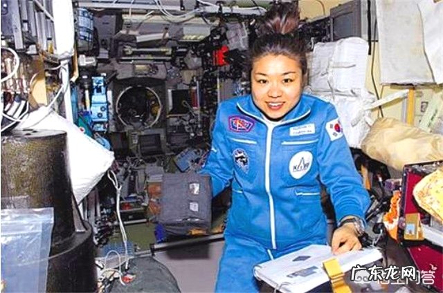 女宇航员和男宇航员一起在空间站工作,该如何保护个人隐私呢?