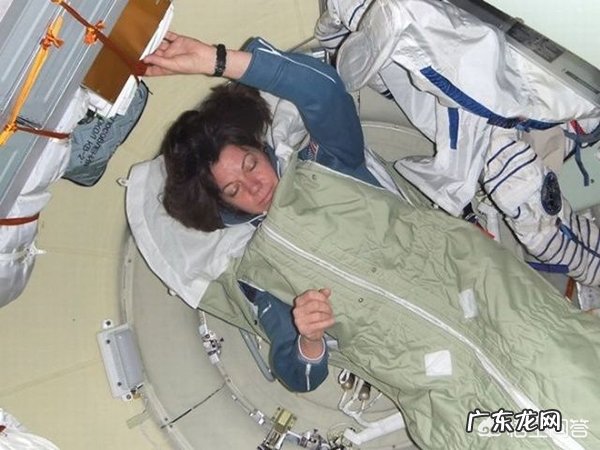 女宇航员和男宇航员一起在空间站工作,该如何保护个人隐私呢?