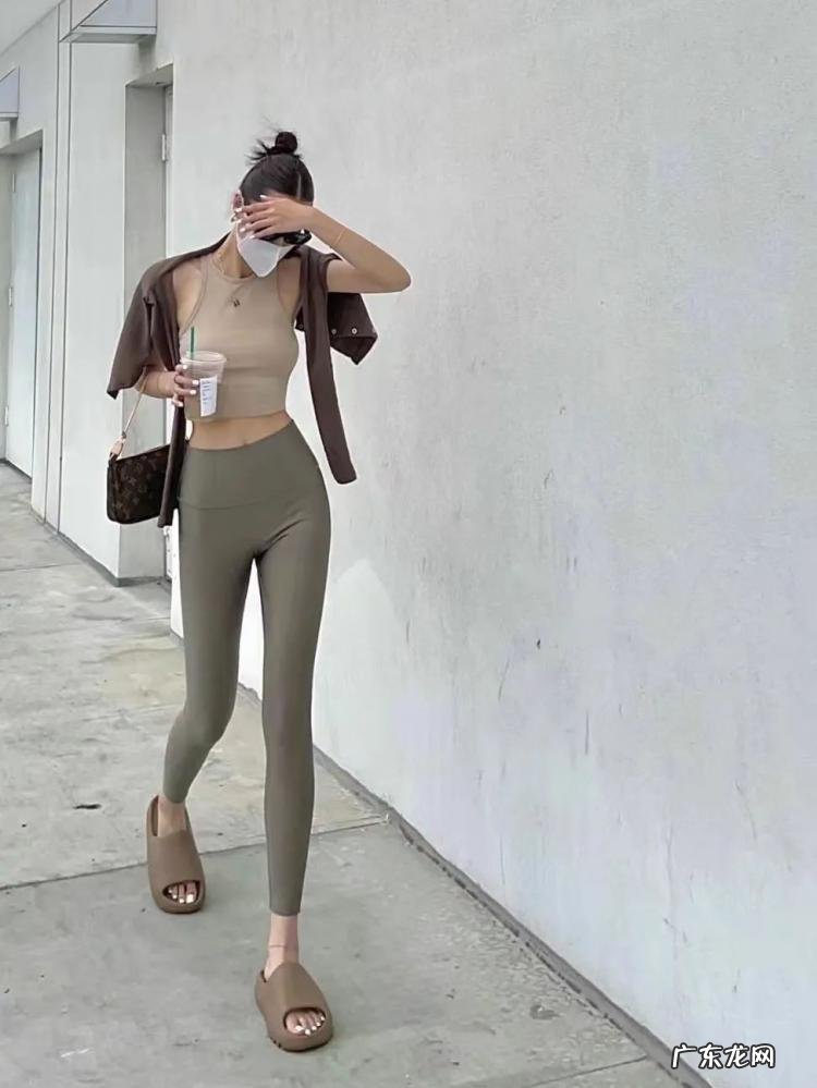 女生健身穿什么衣服合适 健身时穿什么衣服合适