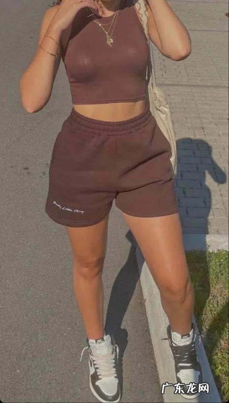 女生健身穿什么衣服合适 健身时穿什么衣服合适