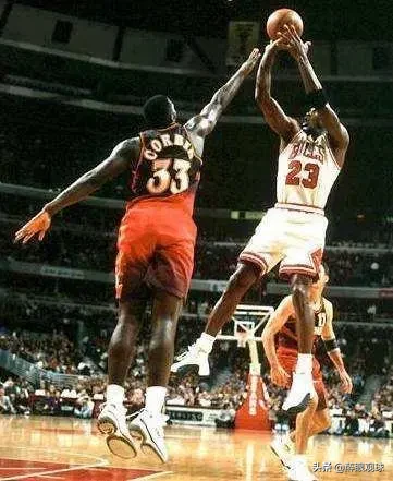 天赋与技术分析:乔丹和科比,他们后仰跳投的区别在哪里?