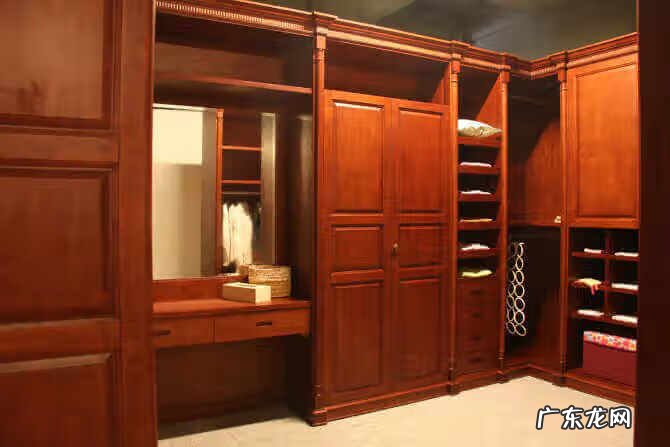 衣柜柜顶上放东西风水 衣柜梁下风水