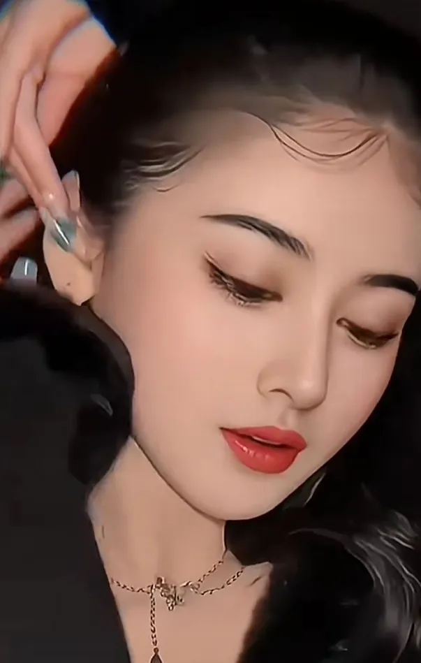 俗话说，兔子不吃窝边草，请问你们身边有人与同事有暧昧关系吗？