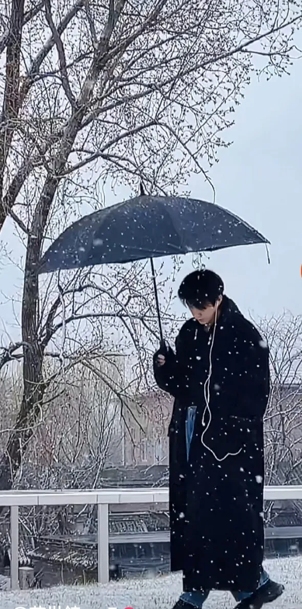 俗话说，兔子不吃窝边草，请问你们身边有人与同事有暧昧关系吗？