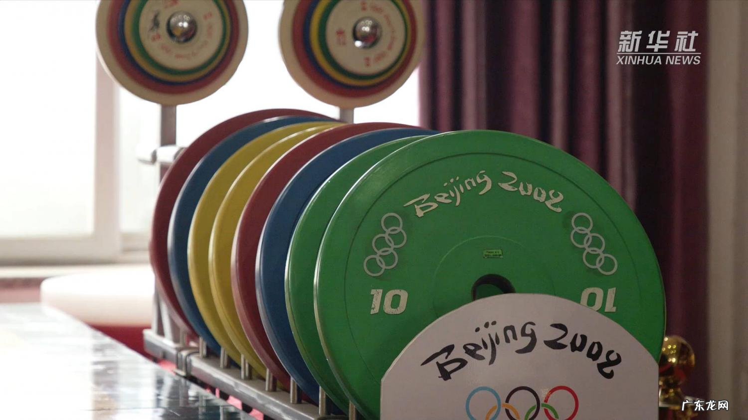 健身举重的器材叫什么 举重的器材一般多重