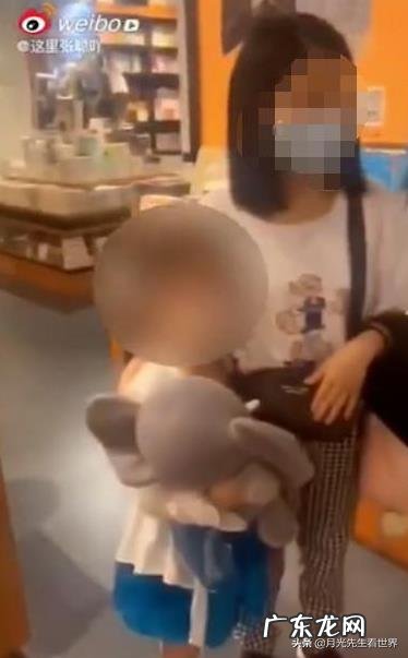 上海男孩做出不雅行为,男孩母亲拒不道歉还骂外地人,怎么回事?