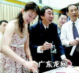 冯巩有过几个老婆学晶闫学晶几个孩子 冯巩几个老婆 现任