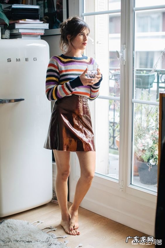 咖啡色裤子搭什么衣服?