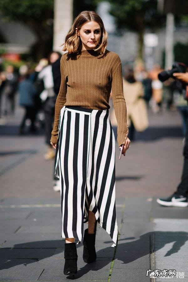 咖啡色裤子搭什么衣服?