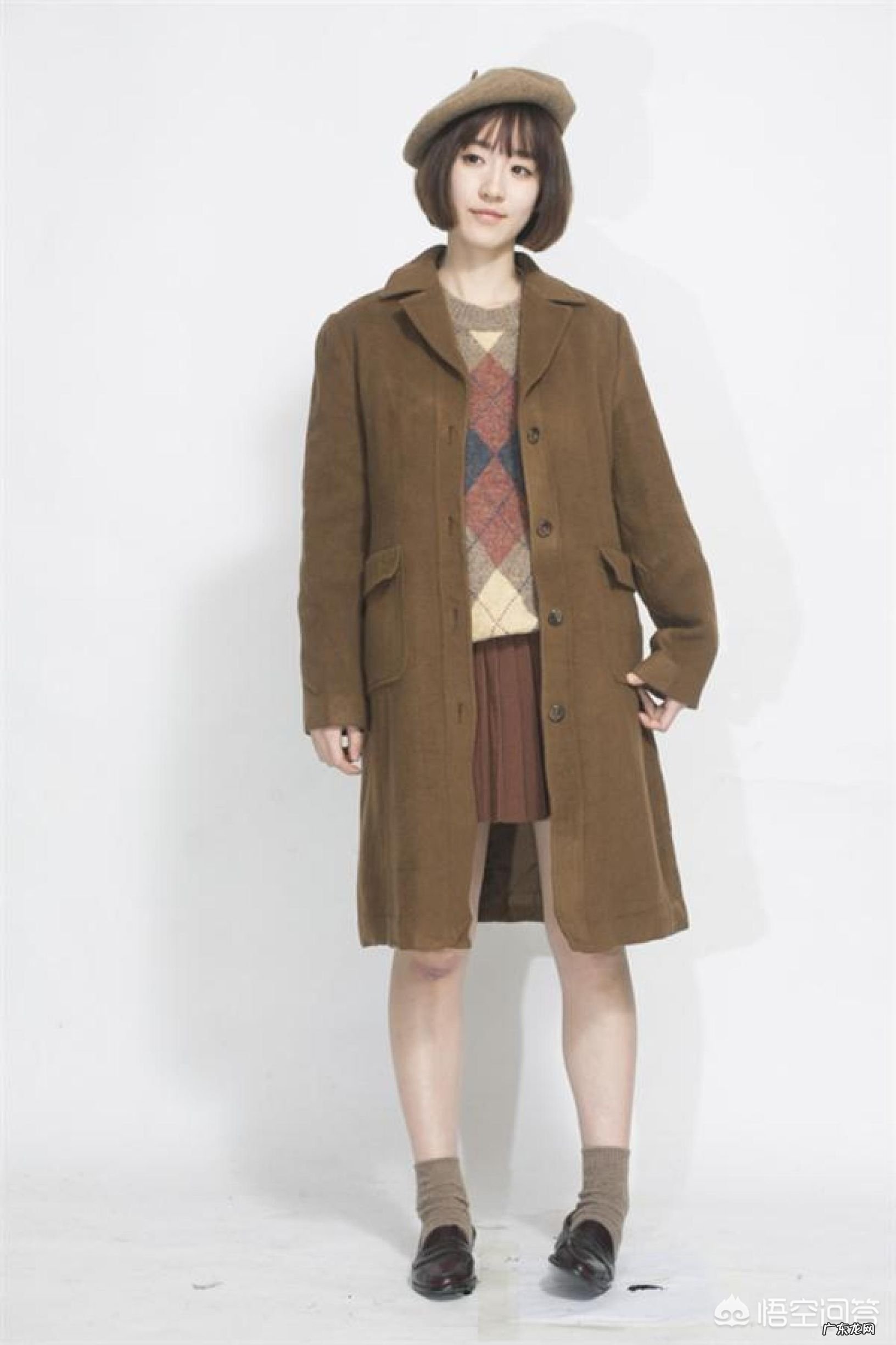 咖啡色裤子搭什么衣服?