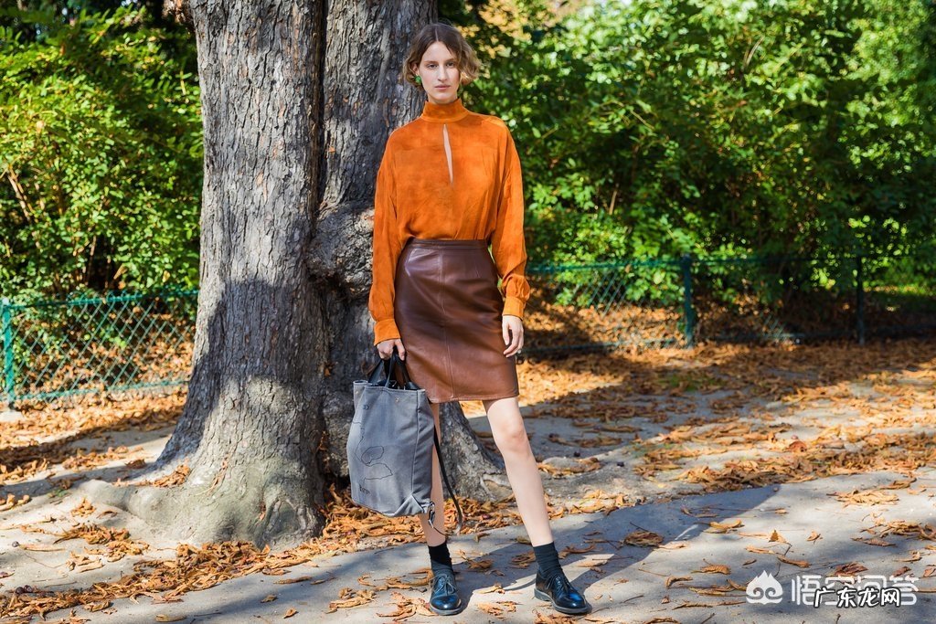 咖啡色裤子搭什么衣服?