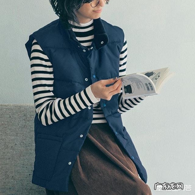 咖啡色裤子搭什么衣服?