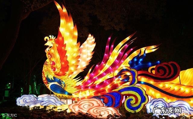 出上联:枇杷树下抱琵琶弹琵琶行,求下联?