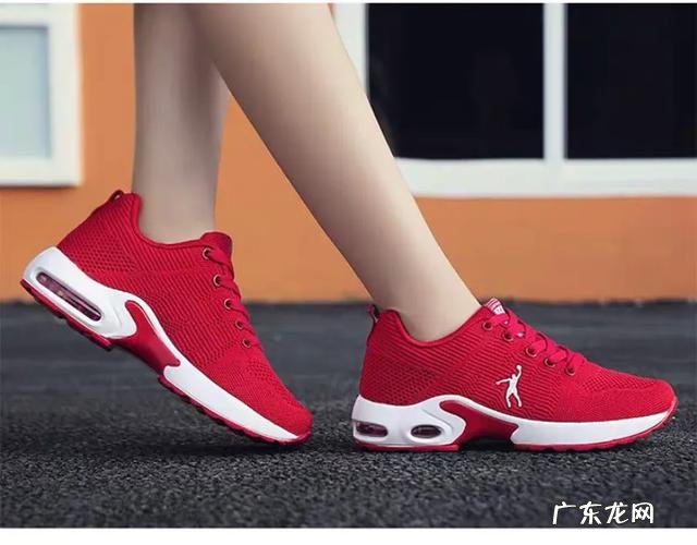 四十多岁女性喜欢穿休闲鞋或者运动鞋，帮着推荐几款品牌的运动鞋和休闲鞋吧？