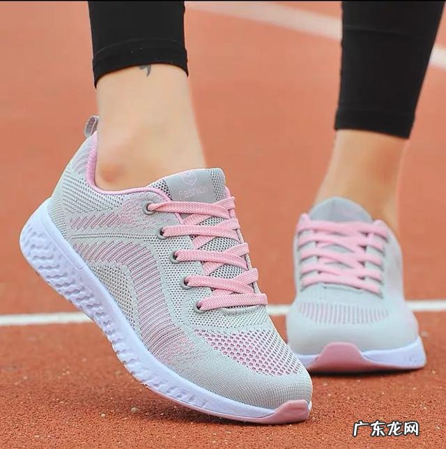 四十多岁女性喜欢穿休闲鞋或者运动鞋，帮着推荐几款品牌的运动鞋和休闲鞋吧？