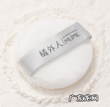 花西子和花迷哪款散粉好 花西子散粉卡粉怎么样