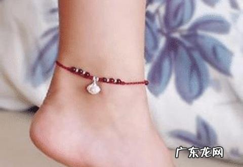 右脚上系红绳有什么说法 佛说左脚系红绳戴古钱币
