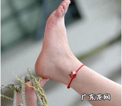 右脚上系红绳有什么说法 佛说左脚系红绳戴古钱币