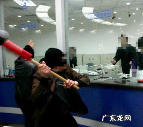 经理边玩手机边与抢银... 经理边玩手机边与抢银行男子聊天一一八演一不