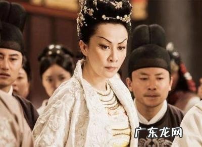 日月当空曌念什么 日月当空照下一句