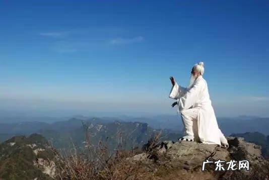 云想衣裳花想容 峨眉山下少人行的意思