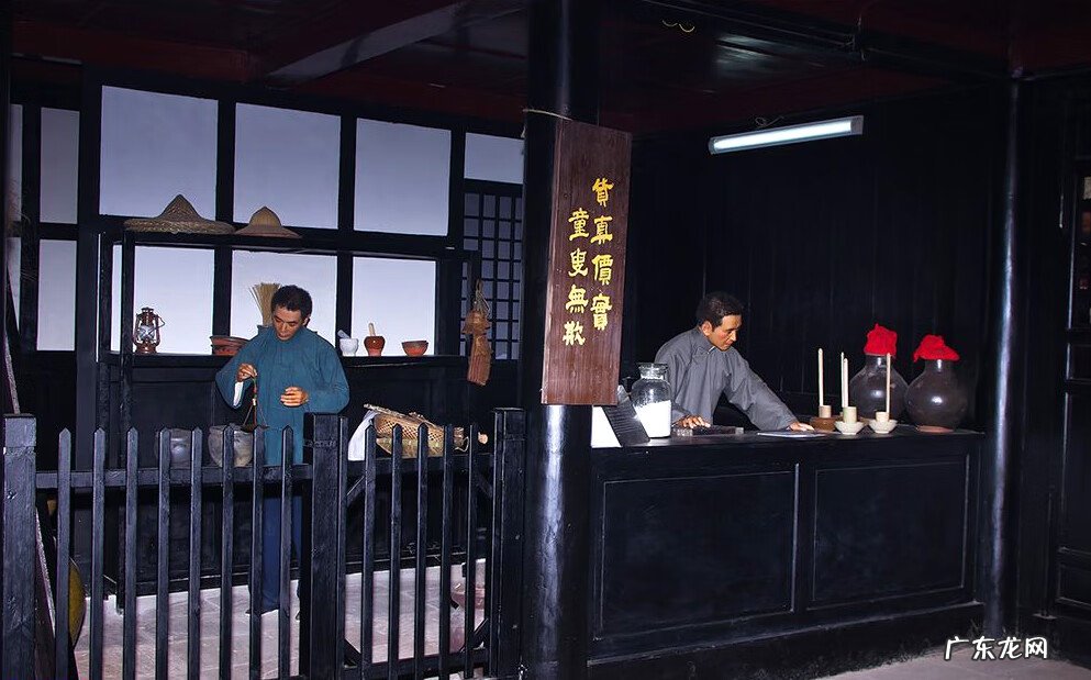 云想衣裳花想容 峨眉山下少人行的意思