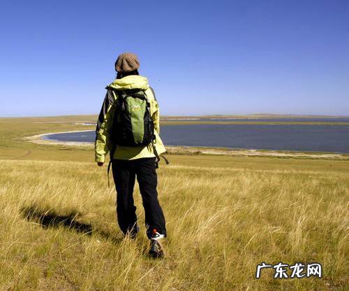 云想衣裳花想容 峨眉山下少人行的意思