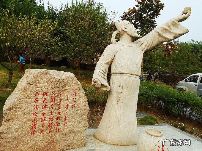 云想衣裳花想容 峨眉山下少人行的意思