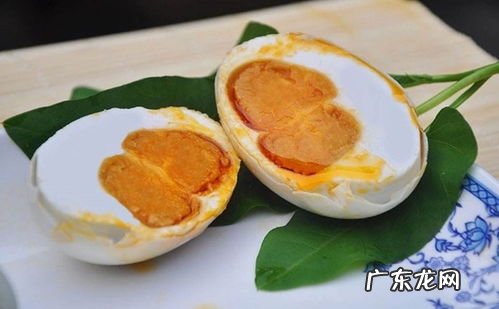 吃咸鸭蛋有啥好处与坏处 咸鸭蛋的热量高吗 适合减肥吗孕妇