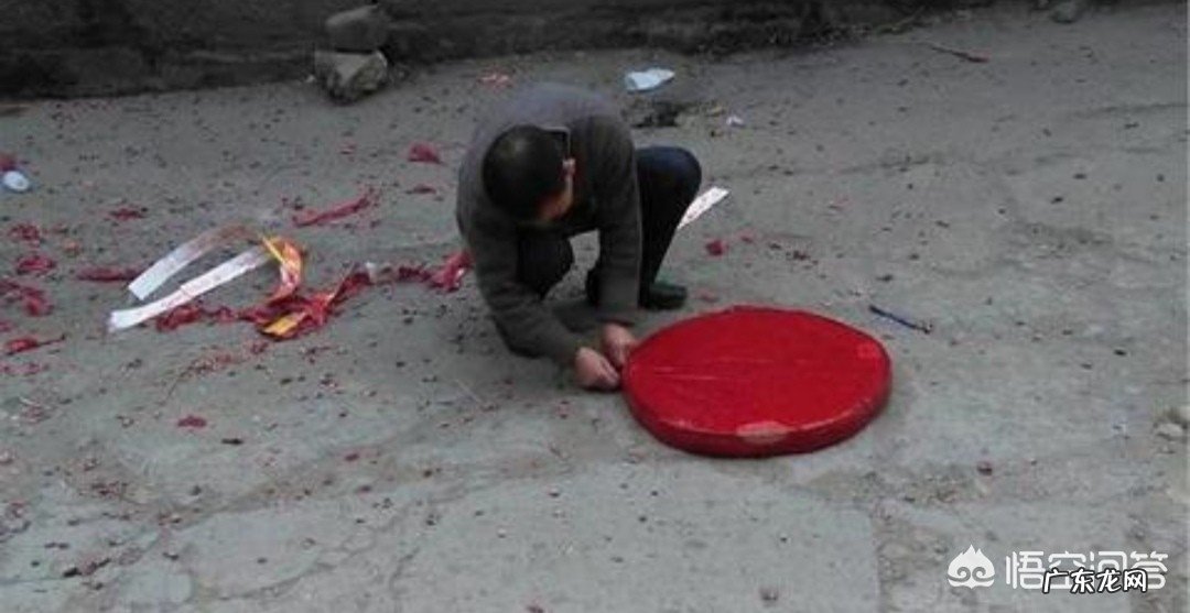 你记忆中过年最开心的一件事是什么时候，在回忆一下当下与当时的快乐是多了还是少了？