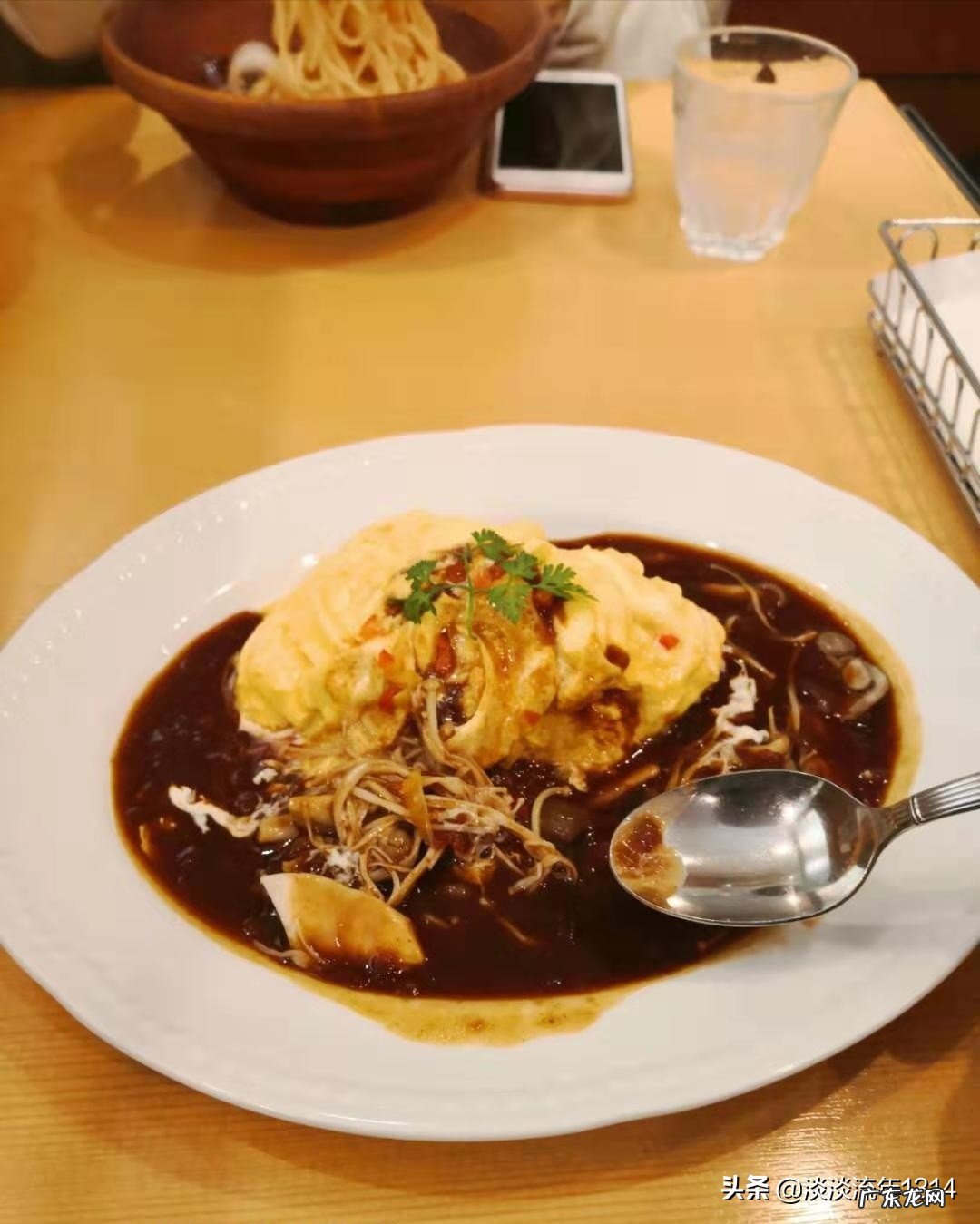 一个男人2到3年没有正经工作,不愿意上班,该离婚吗?