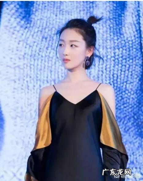 如何优雅地穿一字肩、小吊带和抹胸裙?