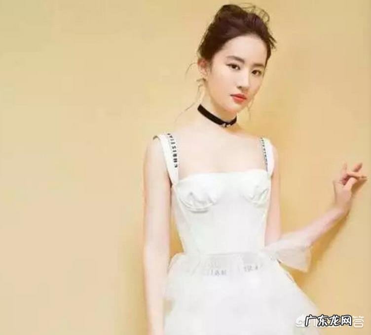 如何优雅地穿一字肩、小吊带和抹胸裙?