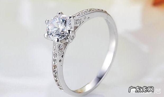 夏季婚纱该怎么选?如何搭配钻石婚戒?