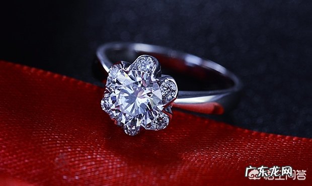 夏季婚纱该怎么选?如何搭配钻石婚戒?