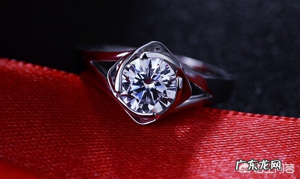 夏季婚纱该怎么选?如何搭配钻石婚戒?