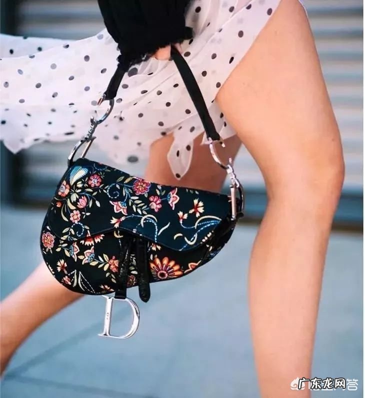 20年前妈妈们穿的衣服又开始流行了？这是一种倒退还是复古时尚？