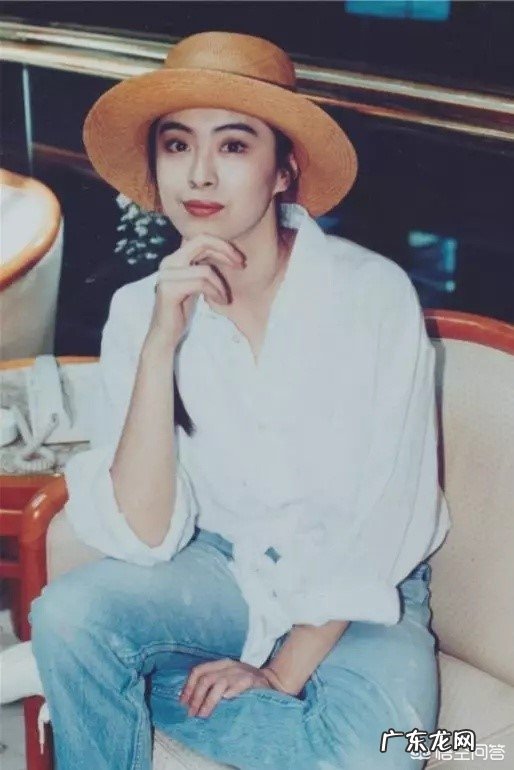 20年前妈妈们穿的衣服又开始流行了？这是一种倒退还是复古时尚？