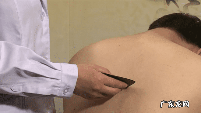 突然胸闷是怎么回事 胸闷怎么办?