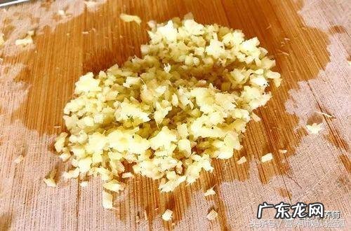 花椒姜盐泡脚的功效与作用 盐炒生姜艾叶有什么功效