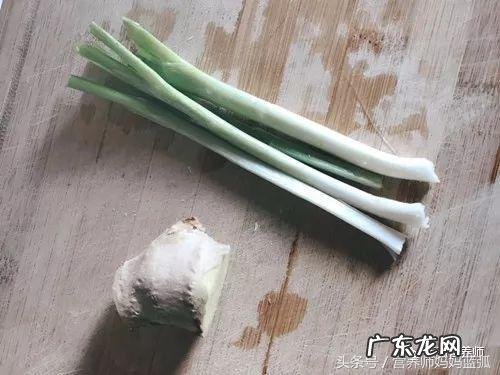 花椒姜盐泡脚的功效与作用 盐炒生姜艾叶有什么功效