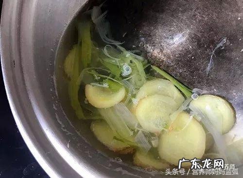 花椒姜盐泡脚的功效与作用 盐炒生姜艾叶有什么功效