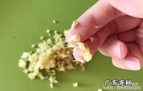 花椒姜盐泡脚的功效与作用 盐炒生姜艾叶有什么功效