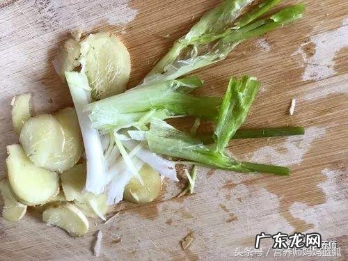 花椒姜盐泡脚的功效与作用 盐炒生姜艾叶有什么功效